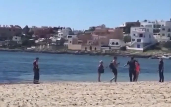 Polícia pede para banhistas saírem de praia em Ibiza e acaba agredido