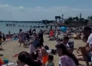 Praias do Reino Unido enchem-se em tempo de pandemia, esquecendo-se dos milhares de mortos