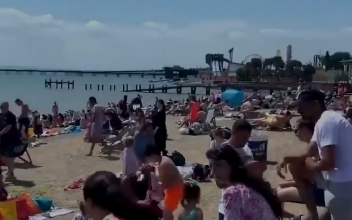 Praias do Reino Unido enchem-se em tempo de pandemia, esquecendo-se dos milhares de mortos