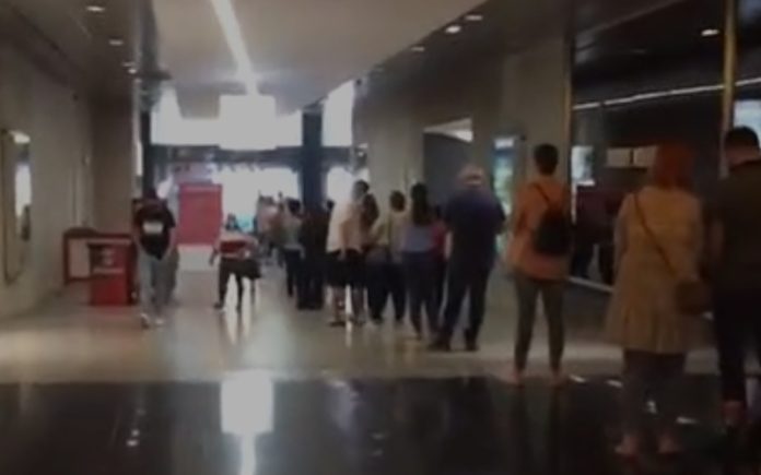 Primark de Braga reabre com fila de 150 metro com dezenas de pessoas