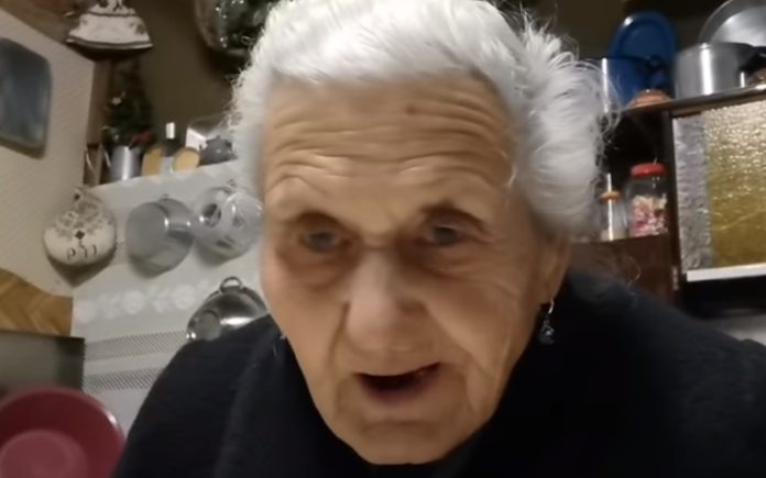 Avó de Mirandela, de 94 anos, descobre a internet e apaixona internautas Avó de Mirandela, de 94 anos, descobre a internet e apaixona internautas