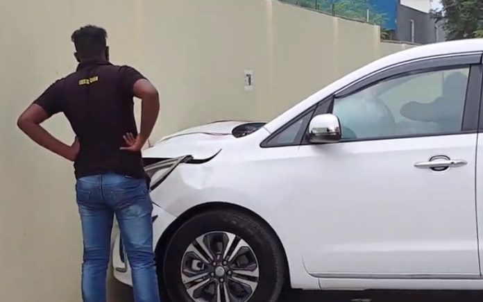 Cliente bate com o seu carro zero kms à saída do stand Cliente bate com o seu carro zero kms à saída do stand