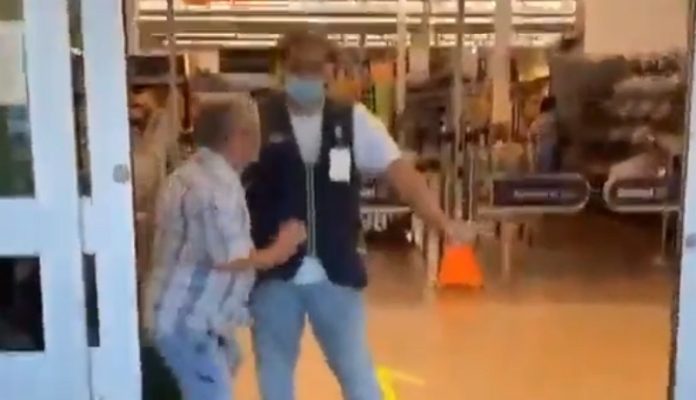 Cliente tenta entrar à força em supermercado nos EUA sem máscara