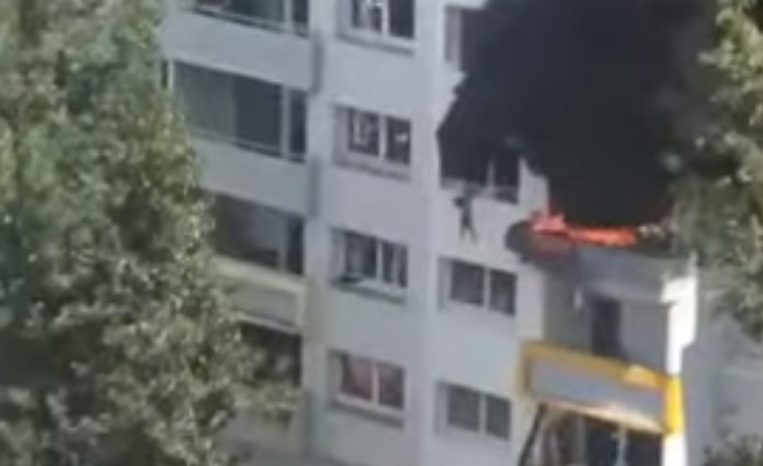 Crianças saltam do 3º andar de prédio que estava em chamas