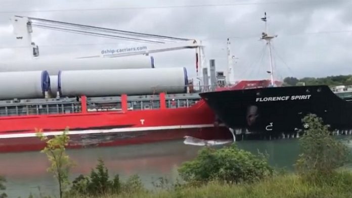 Dois grandes barcos colidem no canal de Welland