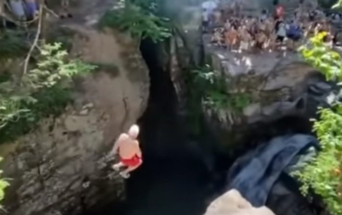 Homem-de-73-anos-ganha-vários-fãs-ao-saltar-de-um-penhasco-de-15-metros-para-a-água