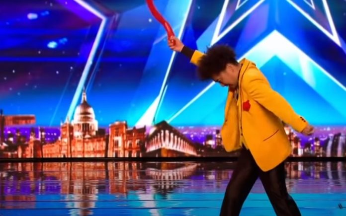 Mágico faz o impossível parecer possível em atuação no Britain's Got Talent Mágico faz o impossível parecer possível em atuação no Britain's Got Talent