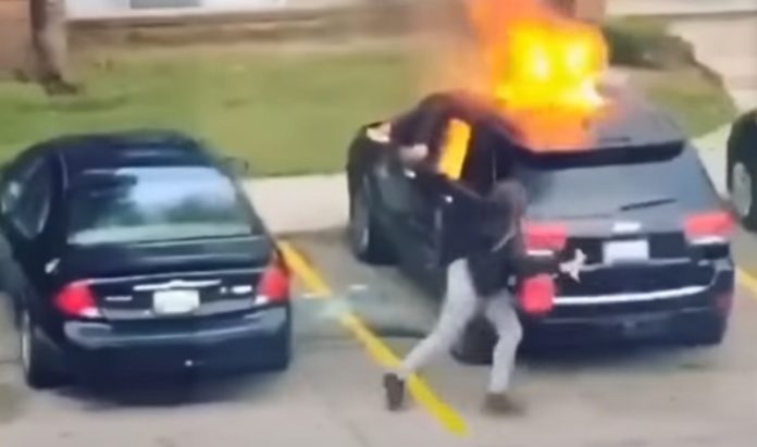 Mulher pega fogo a carro do namorado mas quase se magoa seriamente Mulher pega fogo a carro do namorado mas quase se magoa seriamente