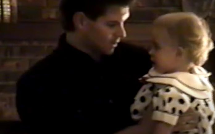 Pai-faz-vídeo-a-dançar-com-a-filha-desde-a-nascença-até-ao-casamento