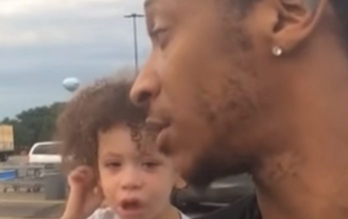 Pai mostra na prática como se lida com a birra dos filhos Pai mostra na prática como se lida com a birra dos filhos