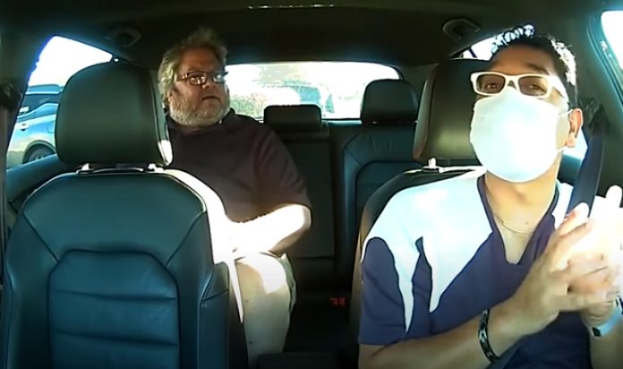 Passageiro de Uber é expulso do carro depois de comportamento racista Passageiro de Uber é expulso do carro depois de comportamento racista