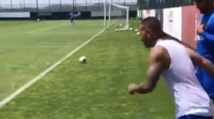 Quaresma ensina colega a marcar cantos descalço Quaresma ensina colega a marcar cantos descalço