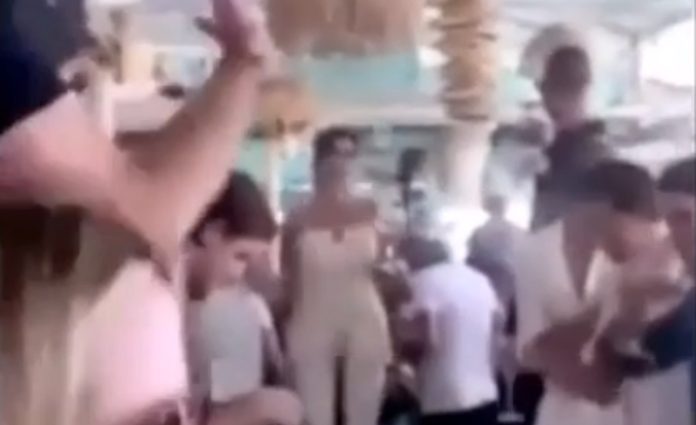 Tenista alemão do Top 10 é apanhado em festa depois de ter prometido isolamento de 14 dias Tenista alemão do Top 10 é apanhado em festa depois de ter prometido isolamento de 14 dias