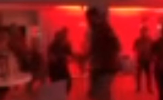 Treinador do Liverpool mostra dotes de dança em festejo do título Treinador do Liverpool mostra dotes de dança em festejo do título