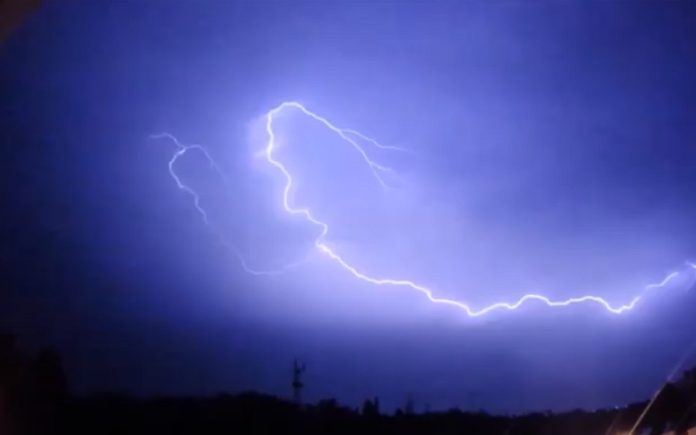 Vídeo-mostra-trovoada-seca-na-região-de-Lisboa