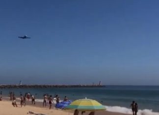 Avião A380 da Hi Fly sobrevoa praias do Algarve e deixa banhistas assustados