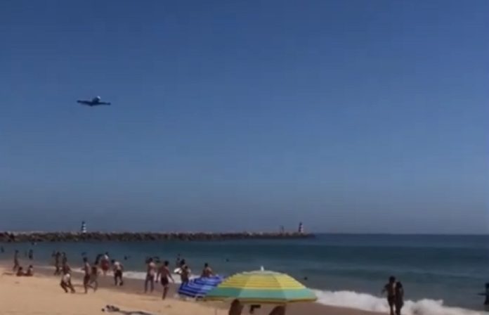 Avião A380 da Hi Fly sobrevoa praias do Algarve e deixa banhistas assustados Avião A380 da Hi Fly sobrevoa praias do Algarve e deixa banhistas assustados