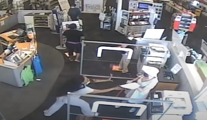 Cliente da Staples parte a perna a mulher que lhe pediu para usar máscara