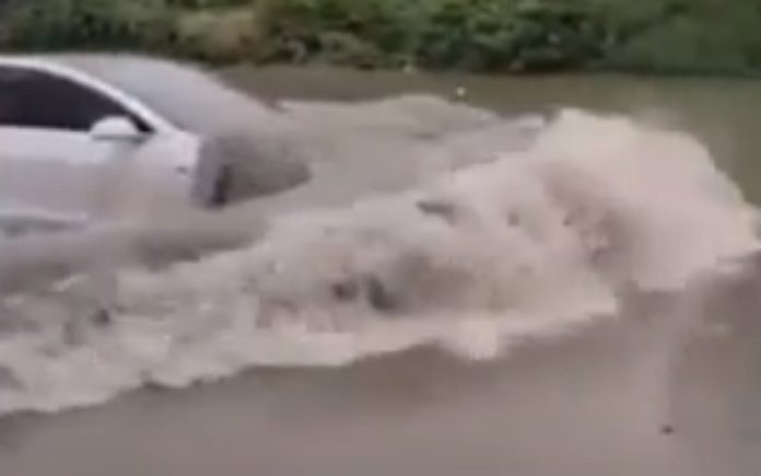 Condutor de um Tesla Model 3 anda sem problemas em ruas alagadas Condutor de um Tesla Model 3 anda sem problemas em ruas alagadas