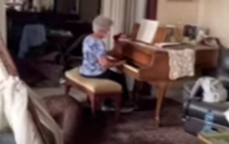 Depois de explosão de Beirute, idosa toca piano na sua casa destruída