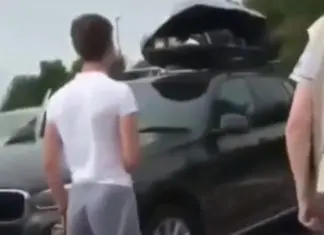 Família de turistas encontra imigrantes na bagagem de teto do carro Família de turistas encontra imigrantes na bagagem de teto do carro