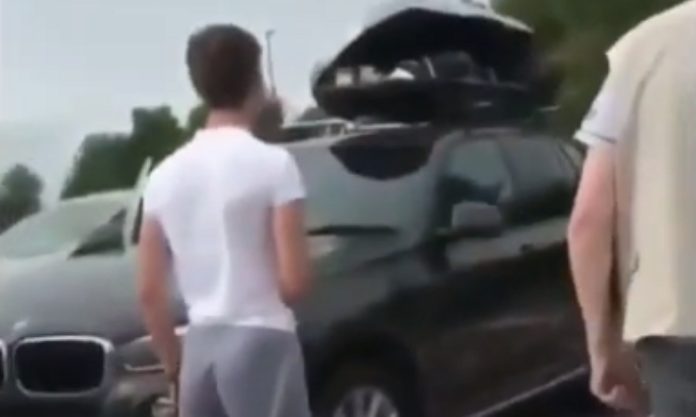 Família de turistas encontra imigrantes na bagagem de teto do carro Família de turistas encontra imigrantes na bagagem de teto do carro