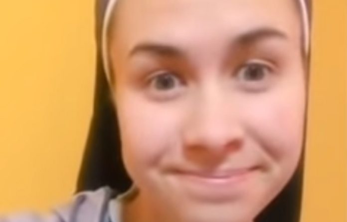 Freira argentina de 25 anos é verdadeiro sucesso no TikTok Freira argentina de 25 anos é verdadeiro sucesso no TikTok