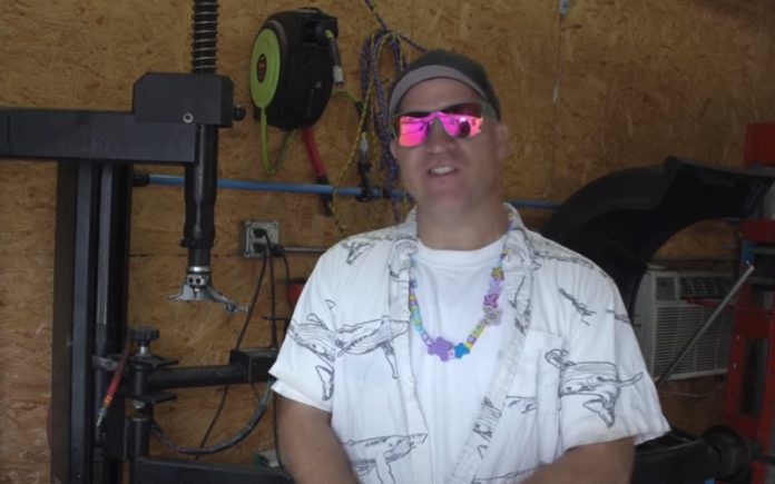 Homem instala GoPro dentro de pneu do carro e gravou em andamento Homem instala GoPro dentro de pneu do carro e gravou em andamento