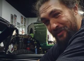 Jason Momoa restaurou o Ford Mustang GT de 1965 da sua esposa