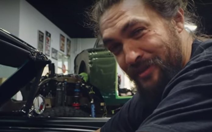 Jason Momoa restaurou o Ford Mustang GT de 1965 da sua esposa Jason Momoa restaurou o Ford Mustang GT de 1965 da sua esposa