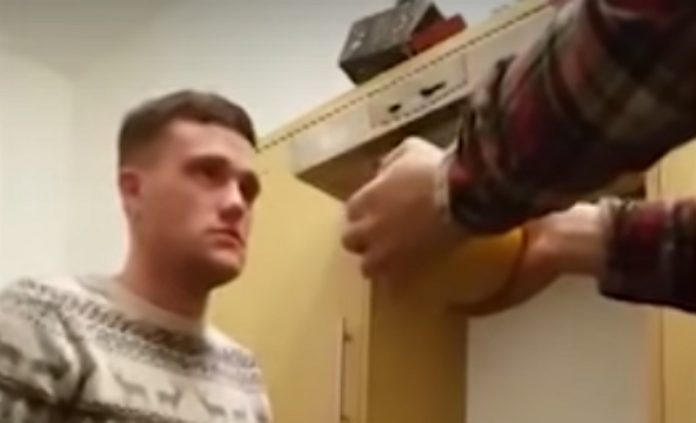 Jovem quase desmaia ao tentar abrir um melão com a cabeça Jovem quase desmaia ao tentar abrir um melão com a cabeça