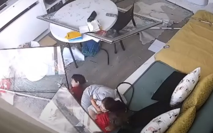 Mãe e 3 filhos ficam em desespero durante explosão de Beirute