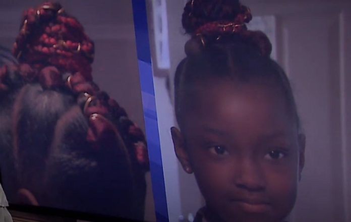 Menina de 8 anos foi impedida de tirar fotografia de turma na escola por causa do cabelo Menina de 8 anos foi impedida de tirar fotografia de turma na escola por causa do cabelo