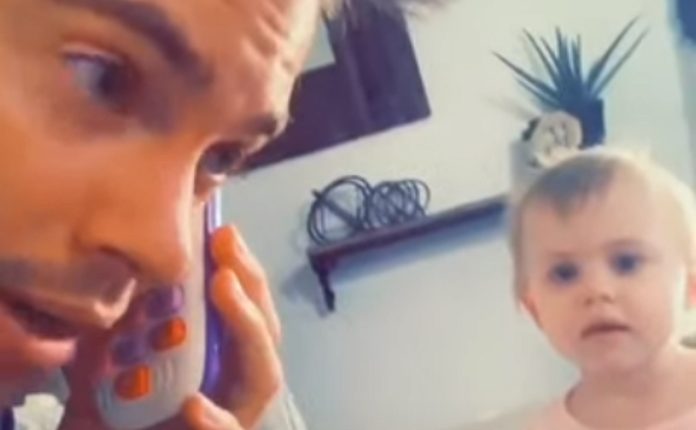 Menina fica desesperada quando pai finge falar com namorado ao telemóvel Menina fica desesperada quando pai finge falar com namorado ao telemóvel