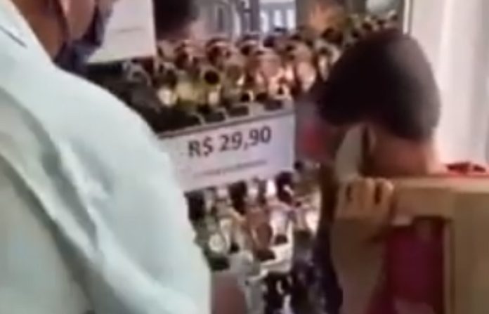 Menino junta dinheiro a engraxar sapatos para comprar relógio para o pai Menino junta dinheiro a engraxar sapatos para comprar relógio para o pai