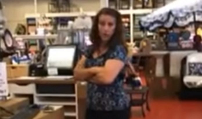 Mulher americana é presa depois de tossir propositadamente para doente oncológica Mulher americana é presa depois de tossir propositadamente para doente oncológica