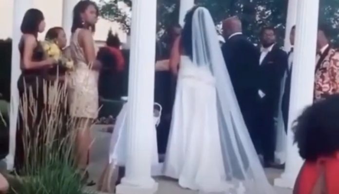 Mulher grávida invade casamento do amante e diz que está ali o seu filho Mulher grávida invade casamento do amante e diz que está ali o seu filho