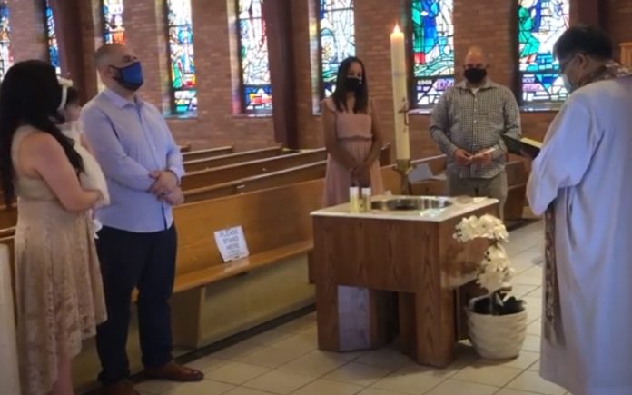 Padre manda para fora da igreja menino autista por fazer barulho no batizado da irmã Padre manda para fora da igreja menino autista por fazer barulho no batizado da irmã