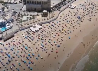 Praia em Espanha é verdadeiro exemplo de cumprimento de distanciamento social