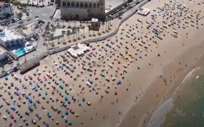 Praia em Espanha é verdadeiro exemplo de cumprimento de distanciamento social Praia em Espanha é verdadeiro exemplo de cumprimento de distanciamento social