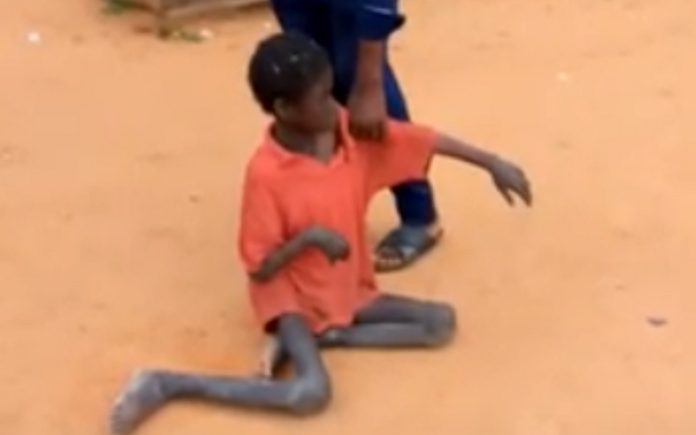 Rapaz de 10 anos encontrado acorrentado em curral de cabras na Nigéria Rapaz de 10 anos encontrado acorrentado em curral de cabras na Nigéria