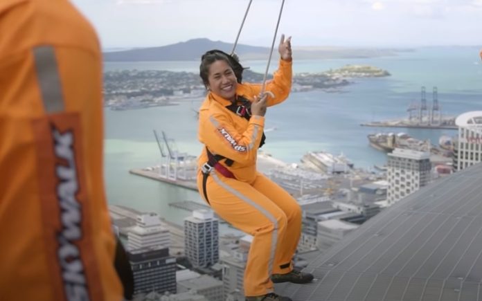 SkyWalk na Sky Tower a 192 Metros De Altura SkyWalk na Sky Tower a 192 Metros De Altura