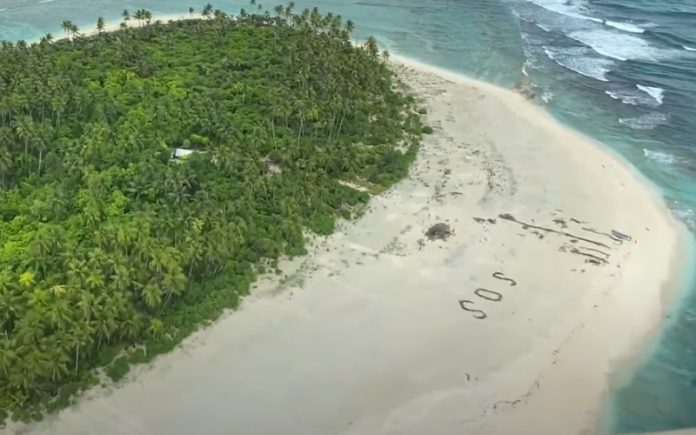Três-homens-foram-resgatados-de-ilha-ao-escreverem-SOS-na-areia