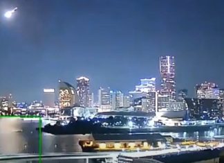 Vídeo mostra meteorito a iluminar os céus do Japão à noite