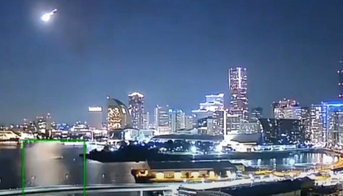 Vídeo mostra meteorito a iluminar os céus do Japão à noite