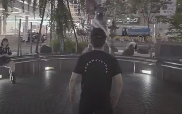 Youtuber anda em cidade japonesa como se estivesse no GTA