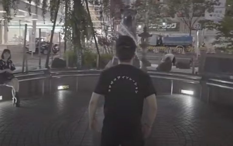 Youtuber anda em cidade japonesa como se estivesse no GTA
