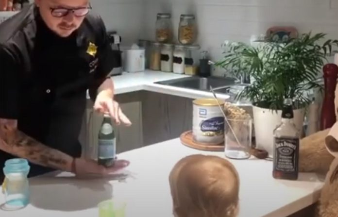 Barman treina habilidades durante a quarentena com o seu filho mais novo