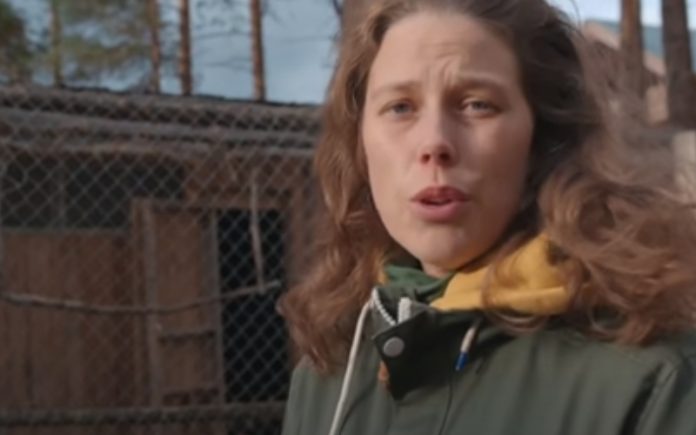 Casal vive no meio da natureza e sem ligação com o mundo que conhecemos Casal vive no meio da natureza e sem ligação com o mundo que conhecemos