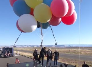 David Blaine voa a 8000 metros de altura agarrado a balões de hélio